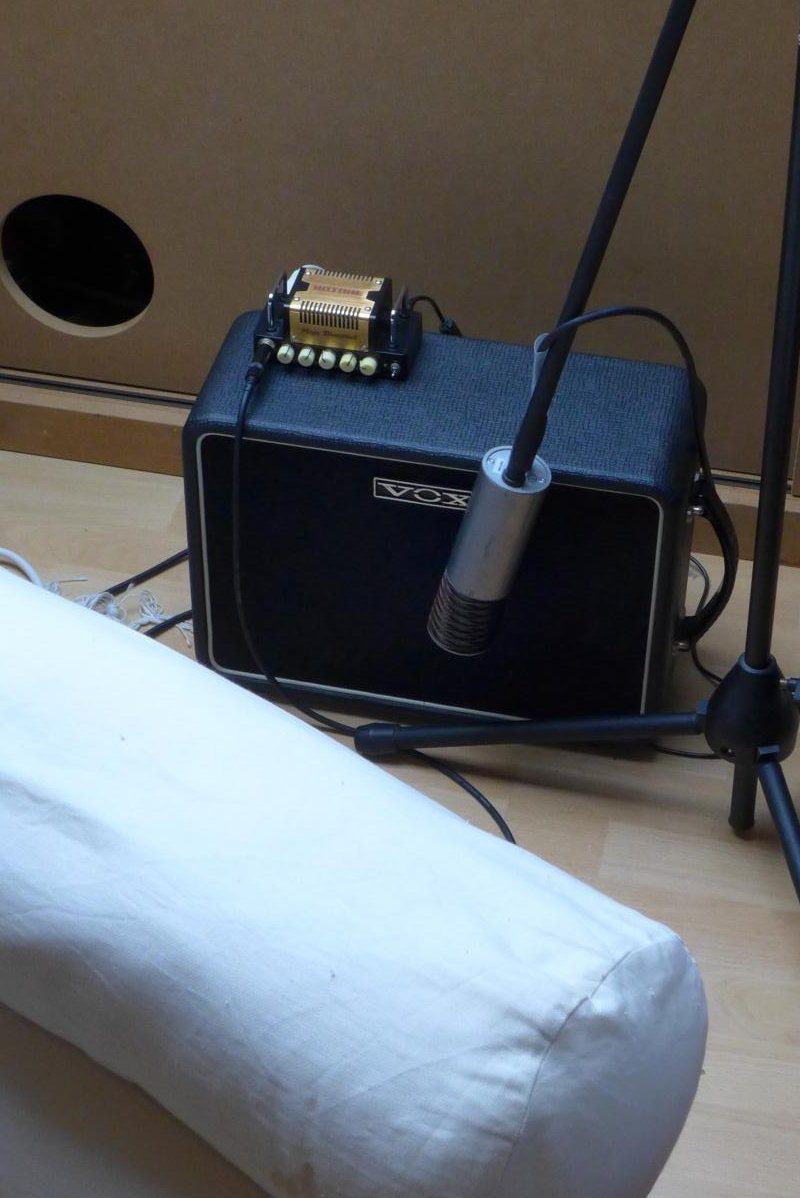 A condener microphone miking a small amplifier cabinet